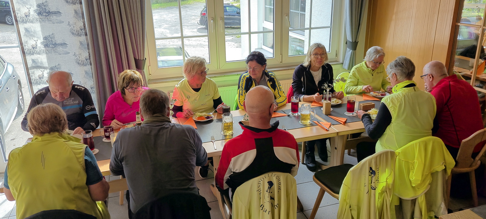 Mittwochsradler im grünen Wald