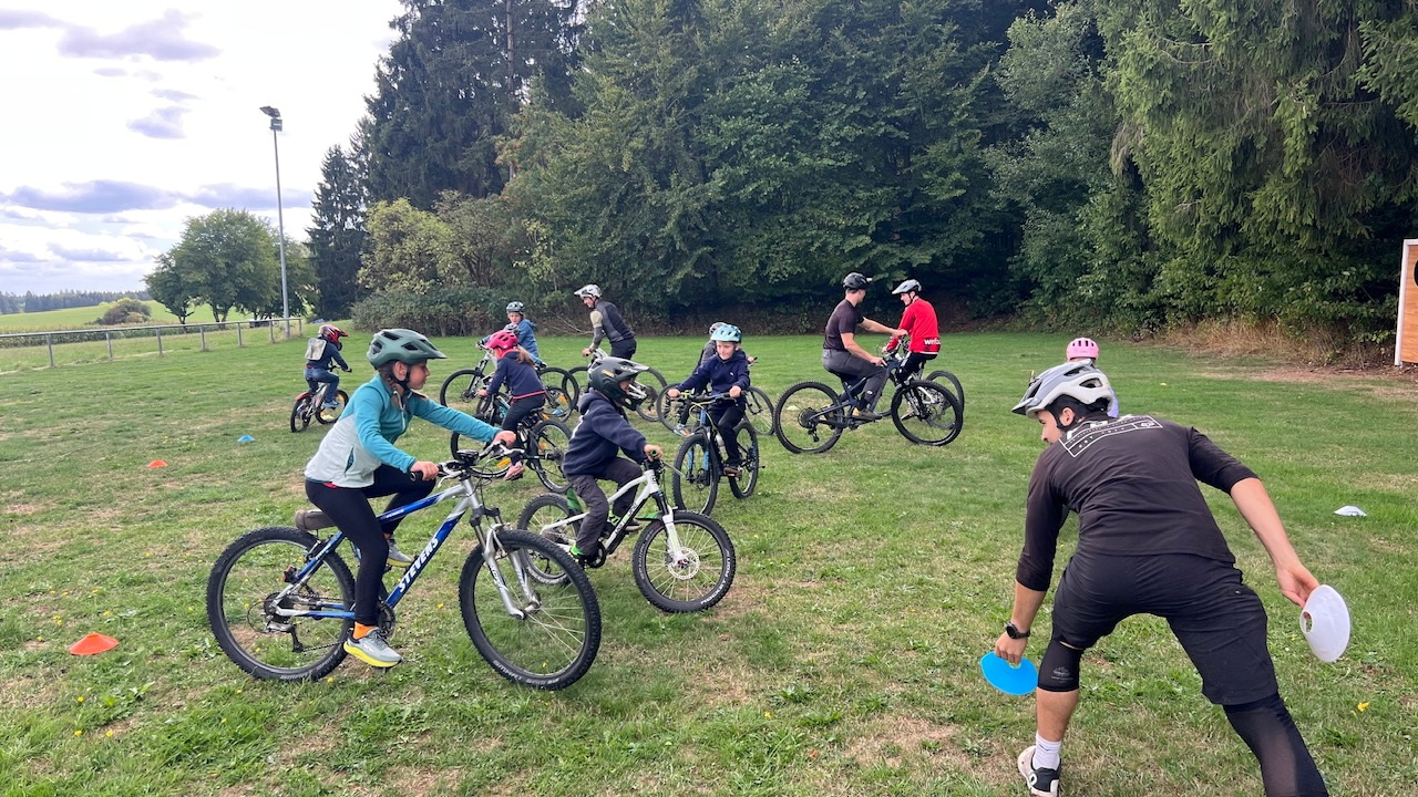 Spannende Geschicklichkeitsübungen rund ums Fahrrad