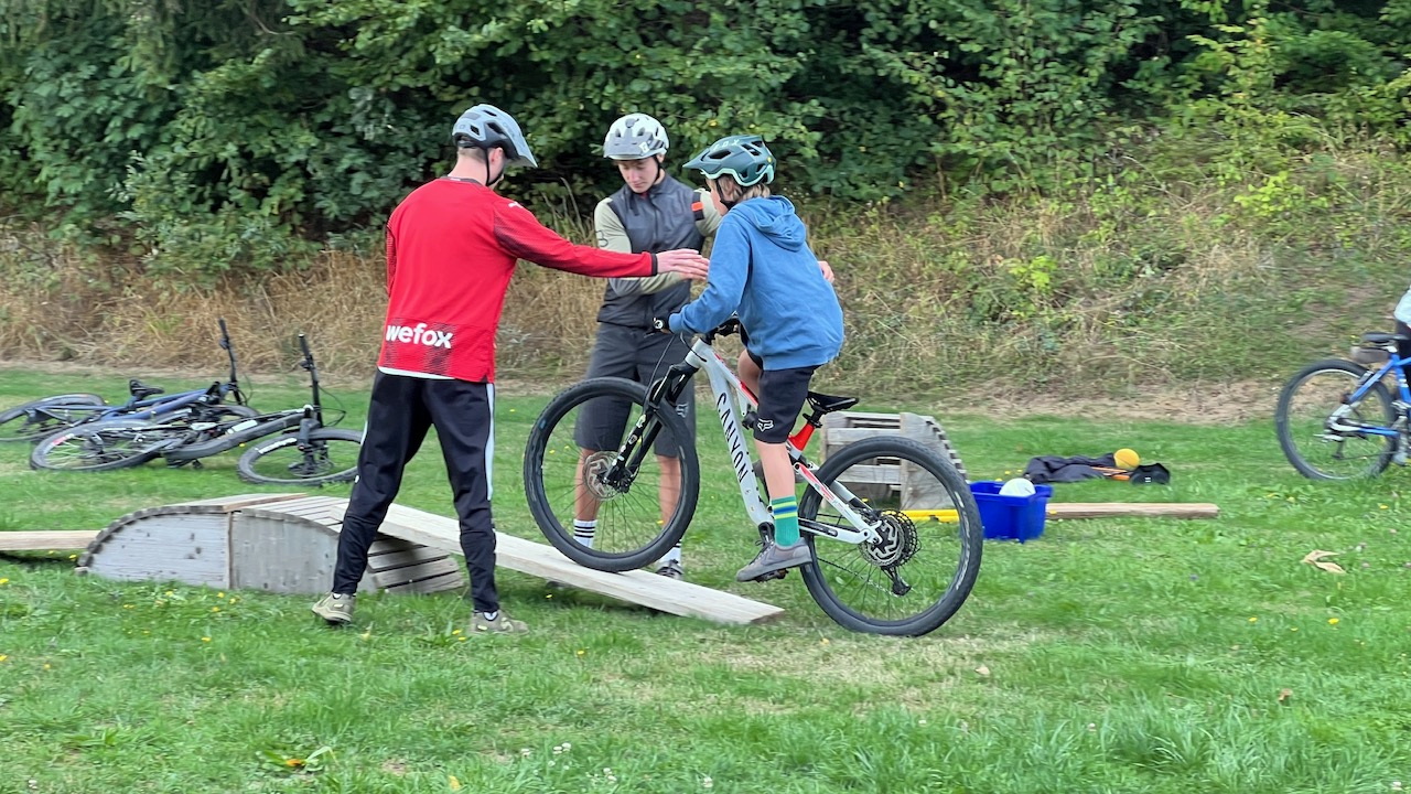 Spannende Geschicklichkeitsübungen rund ums Fahrrad