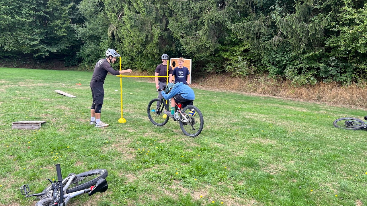 Spannende Geschicklichkeitsübungen rund ums Fahrrad
