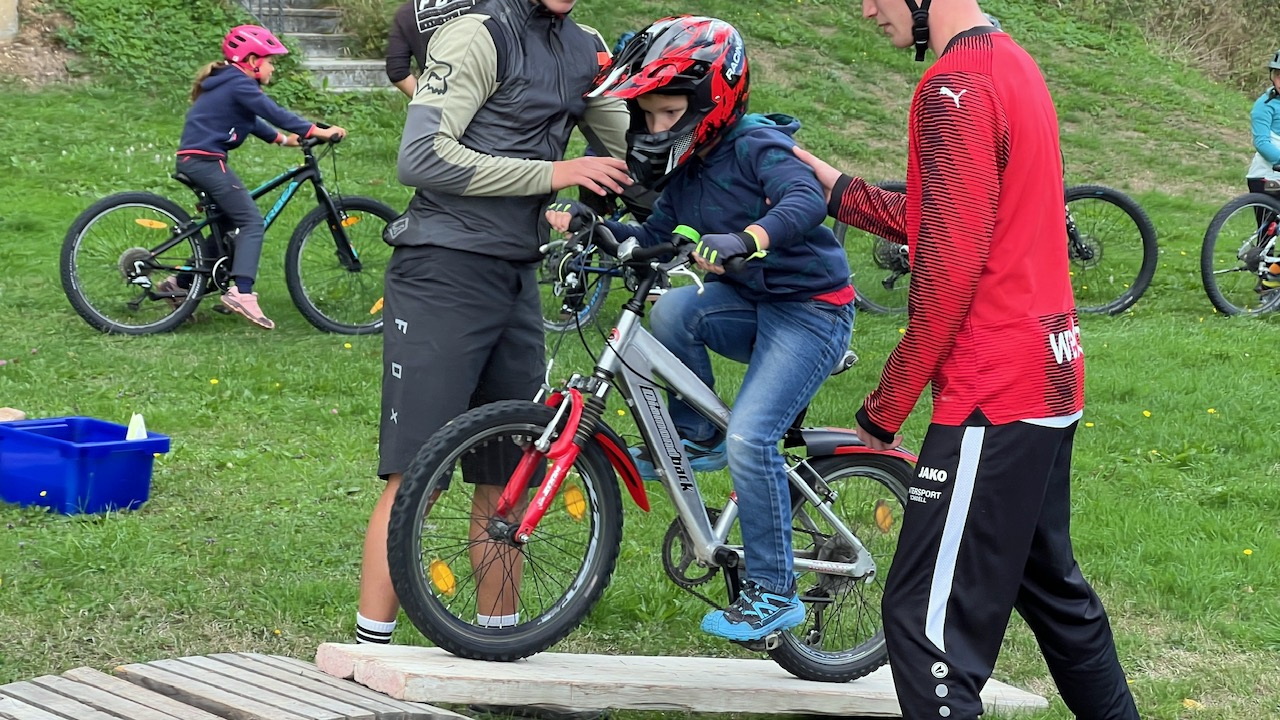 Spannende Geschicklichkeitsübungen rund ums Fahrrad