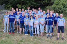25.07.2026 - Gruppenbild in neuer Vereinskleidung beim Sommerfest